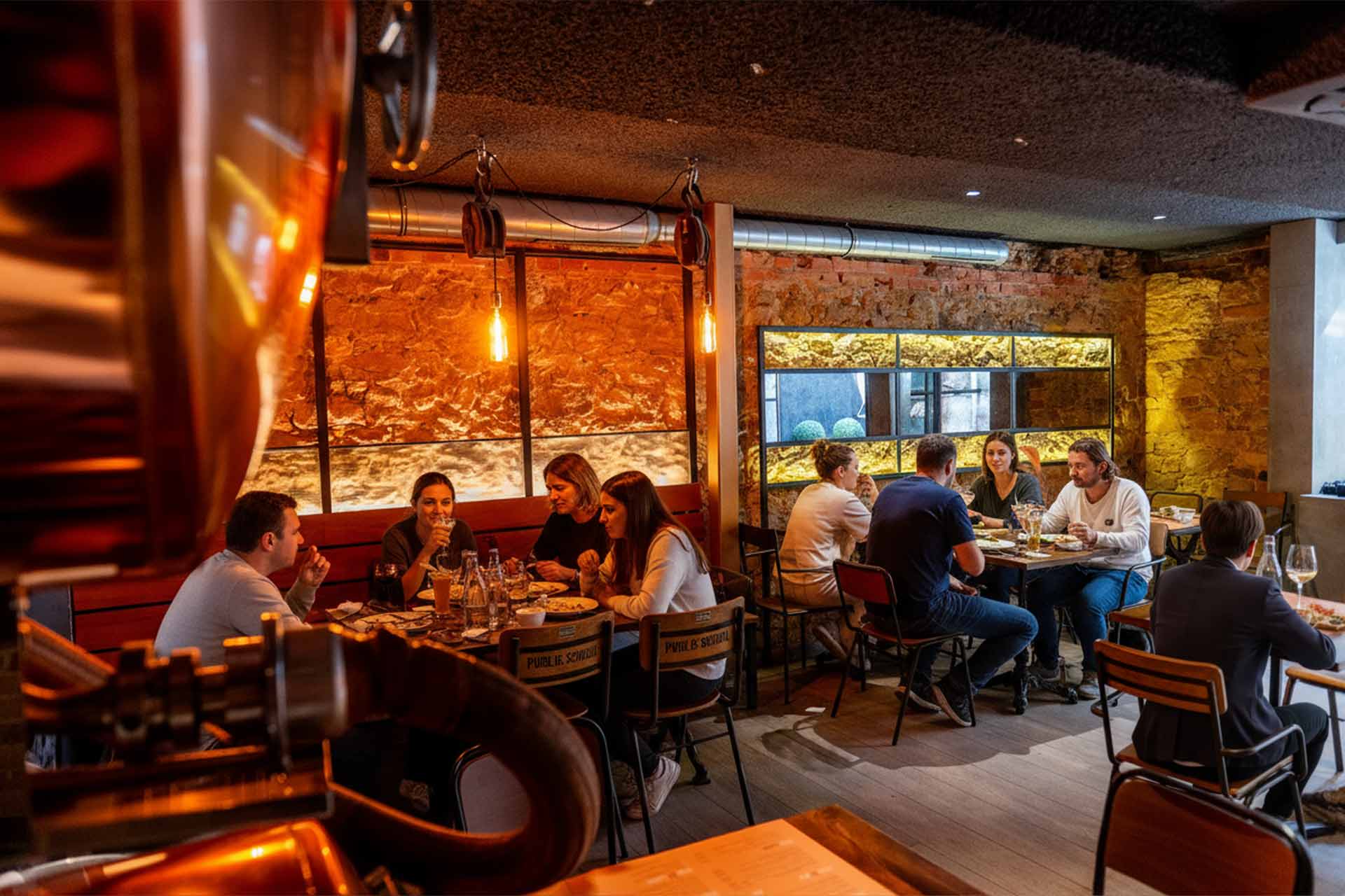 Comedor de El De Diez de la Gorda con gente comiendo