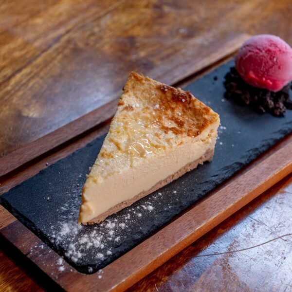 Tarta de queso con helado de fresa