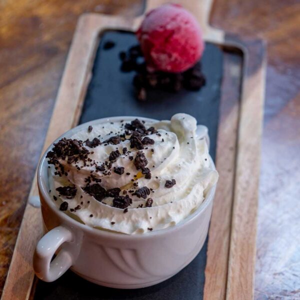 Mug cake de chocolate con virutas de nueces