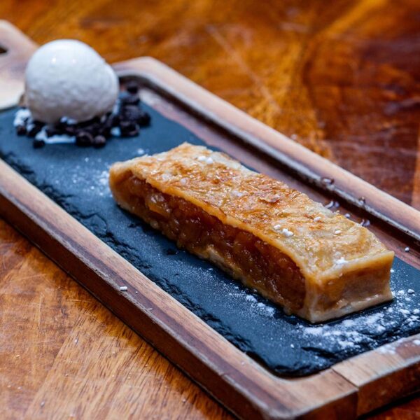 Tarta caliente de manzana con helado de yogur