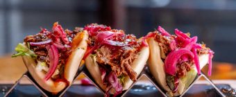 Pan-bao-relleno-de-carrillera-con-verduritas-y-mayonesa-de-moisín