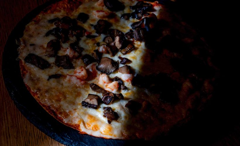 Pizza-de-setas-s-ilvestres-y-gambas