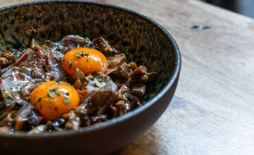 Salteado-de-setas-silvestres-con-yema-de-huevo,-papada-ibérica-de-Maldonado-y-aceite-de-trufa