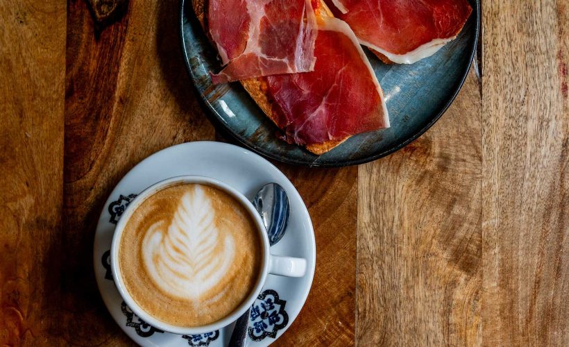café-y-tosta-de-jamón